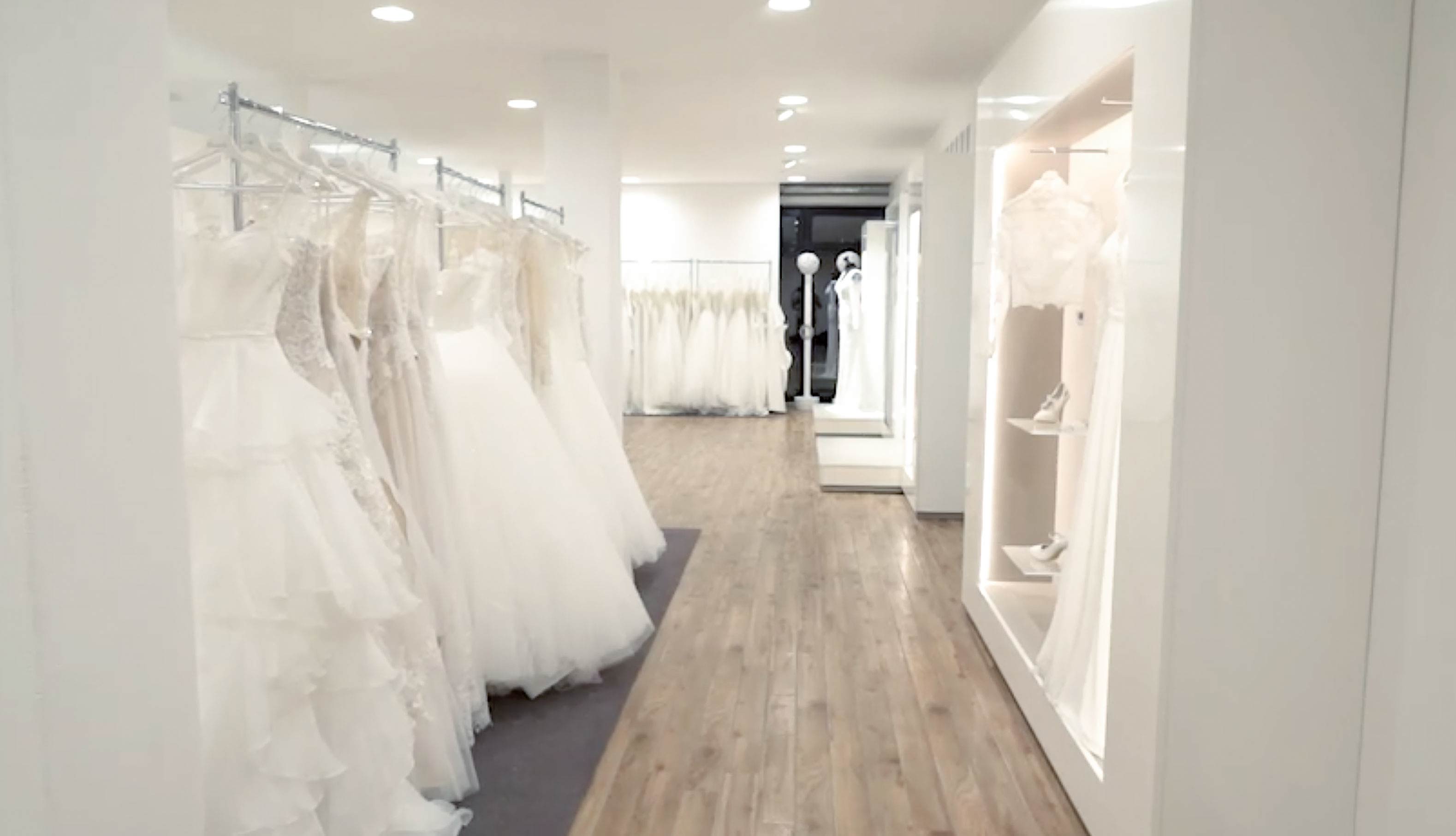 Conçoit le design d'intérieur du studio de mode nuptiale en Allemagne.